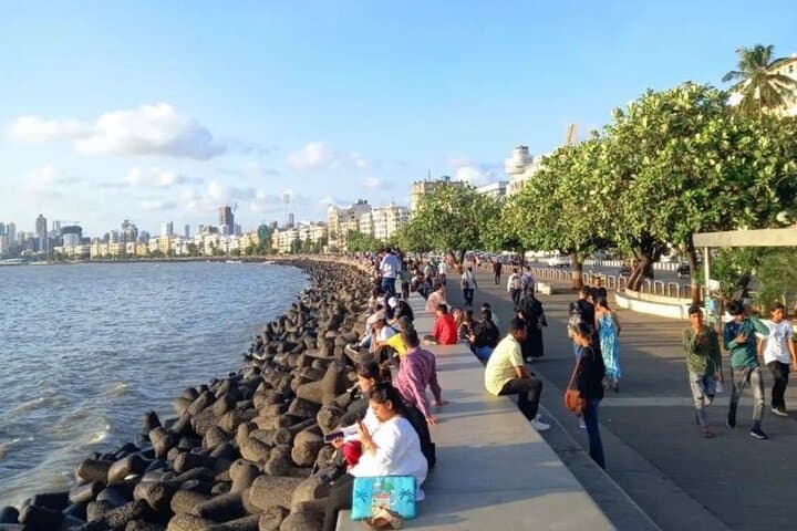 The promenade and tetrapods along Marine Drive