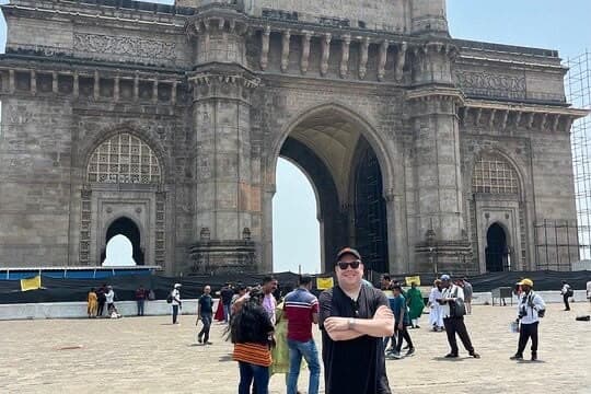 A guest in front of the Gateway of India