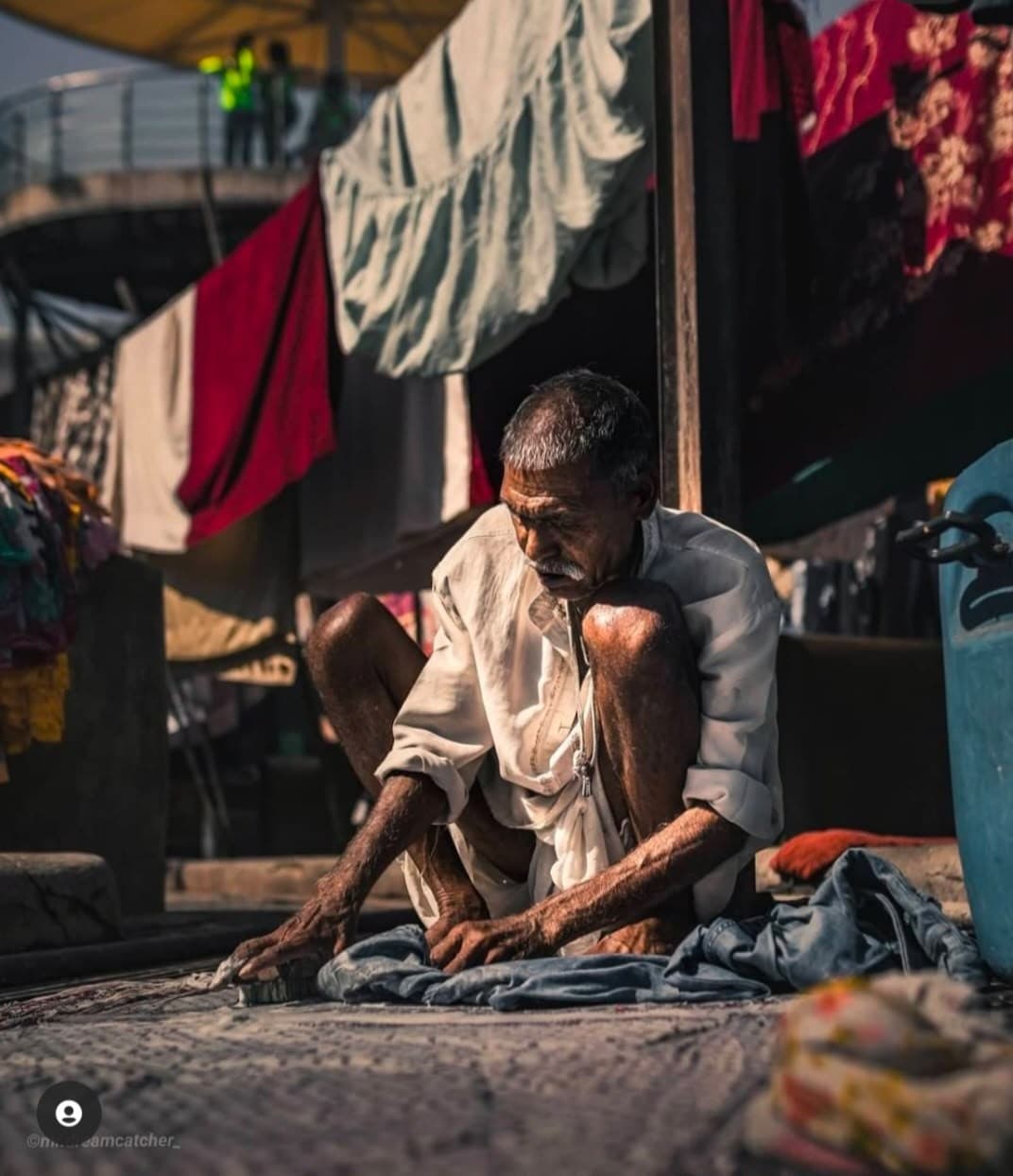 A dhobi washing clothes at Mahalaxmi Dhobi Ghat